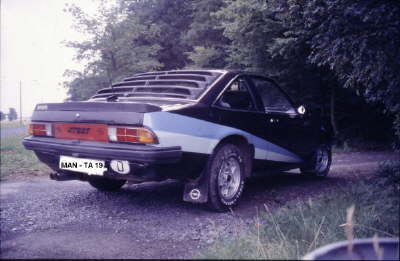 Opel Manta schwarz Wald Heck a_5